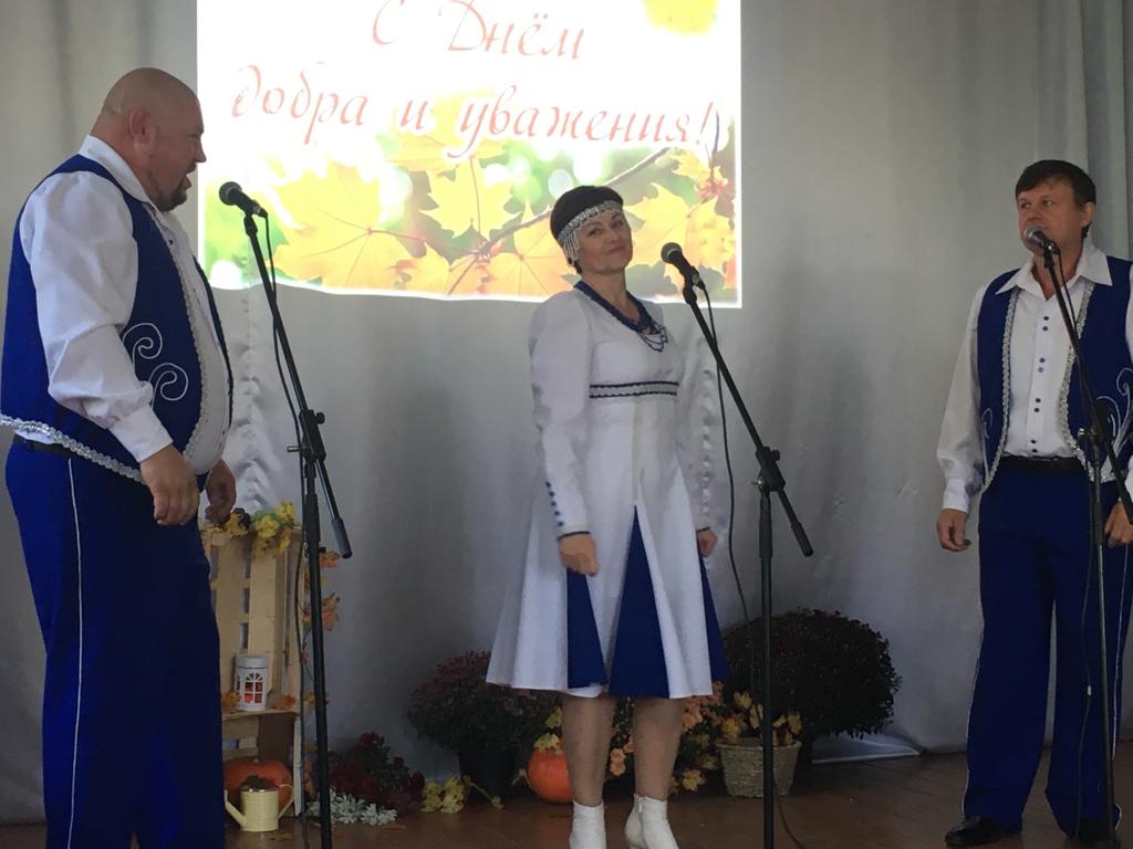 30 сентября в Бычковском СДК прошел праздничный концерт посвященный Дню добра и уважения. Жителей поселения порадовали выступлением: ансамбль &quot;Калина&quot; и трио &quot;Разгуляй&quot;, Татьяна Ильченко и Наталья Очеретяная..